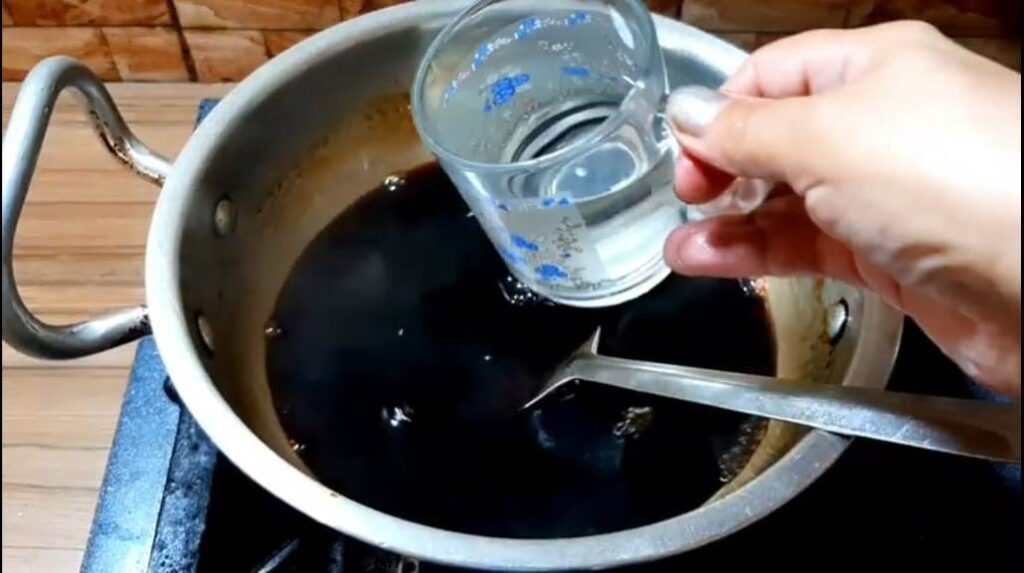 adding veniger in soy sauce making